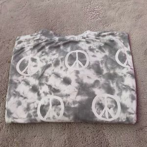 It’s an XL color white and great with peace sign ☮️
